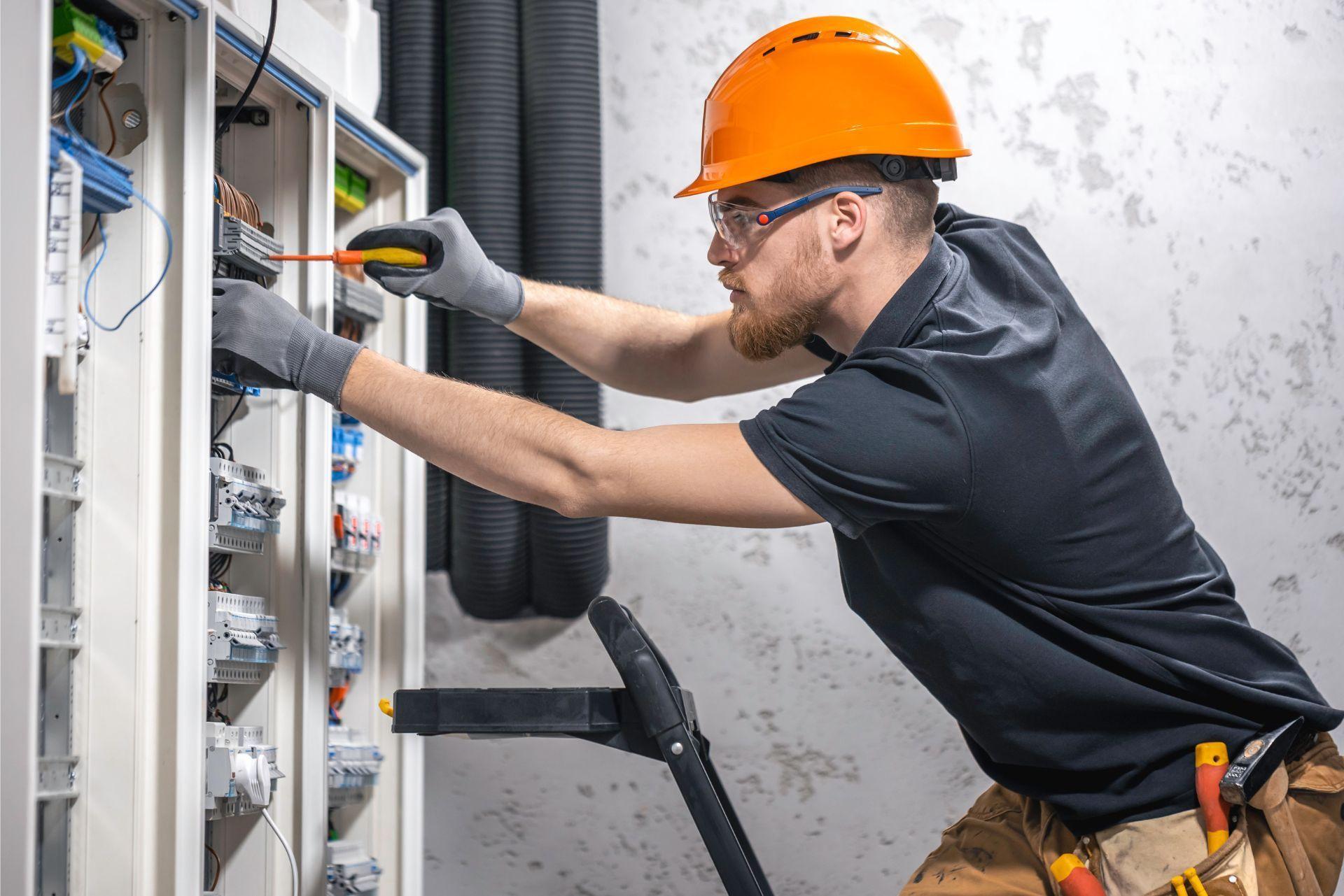 Électricien intervenant sur un tableau électrique